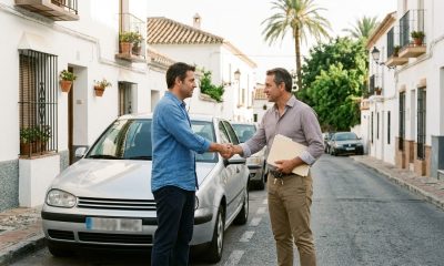 Seller and buyer shaking hands next to a used car in Andalusia
